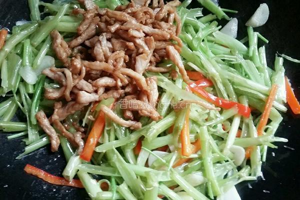 竹叶菜杆炒肉丝的做法图解15