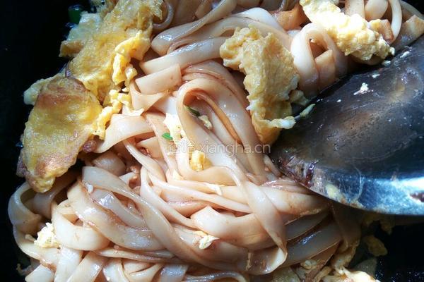 鸡蛋炒河粉的做法图解3