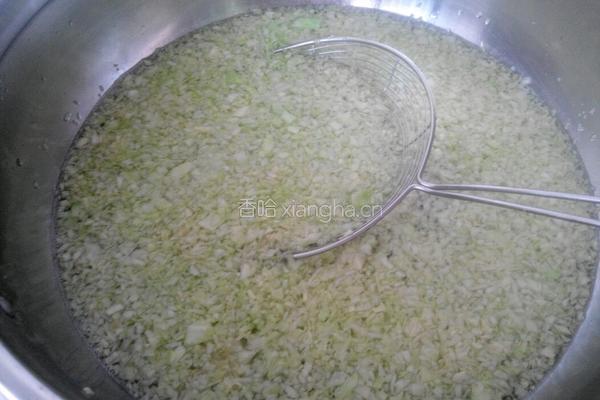 猪肉圆白菜馅饺子的做法图解5