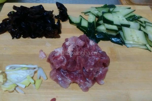 腐竹木耳黄瓜（猪肉版)的做法图解3
