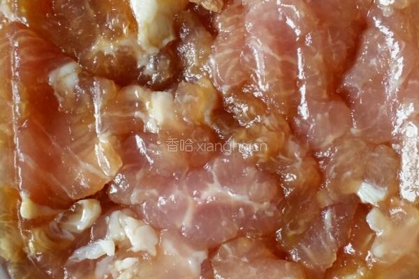 韭菜苔甜椒炒肉片的做法图解1