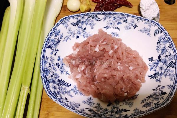 西芹炒肉丝的做法图解1