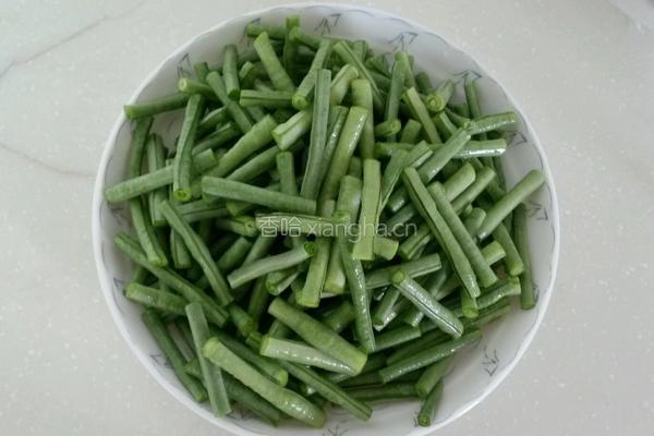 蒜末豇豆的做法图解1