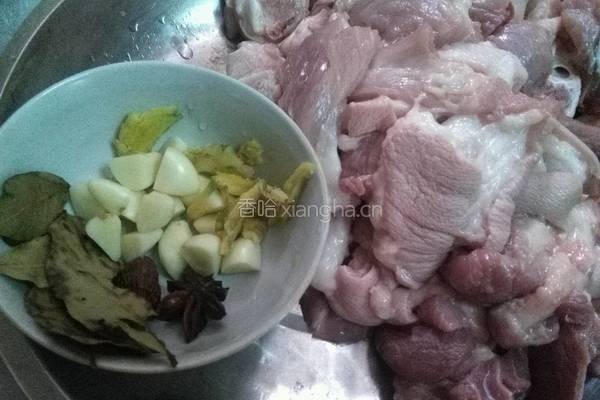卤猪脚的做法图解1