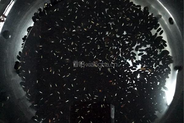 黑豆黑米红枣粥的做法图解1