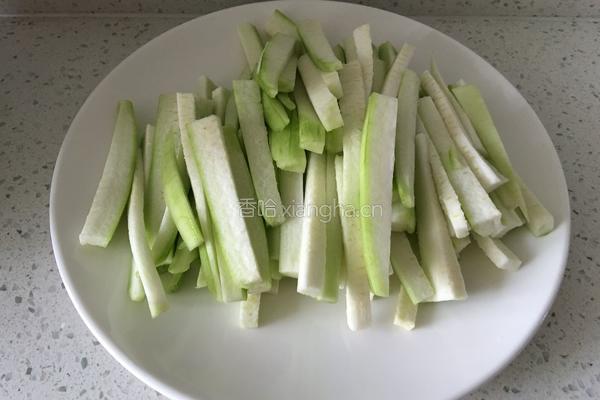 丝瓜炒茶撒的做法图解2
