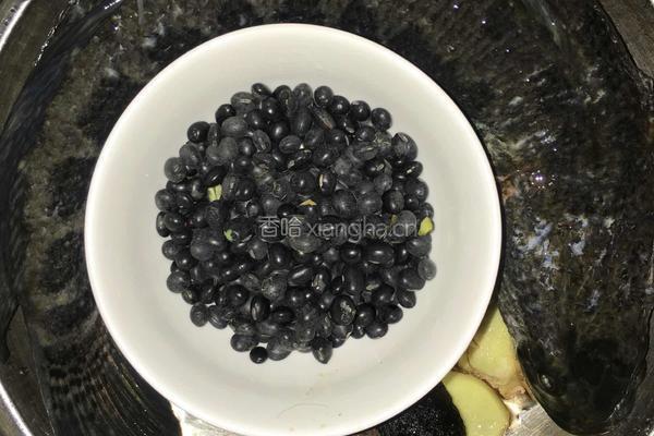黑豆黑鱼汤的做法图解1