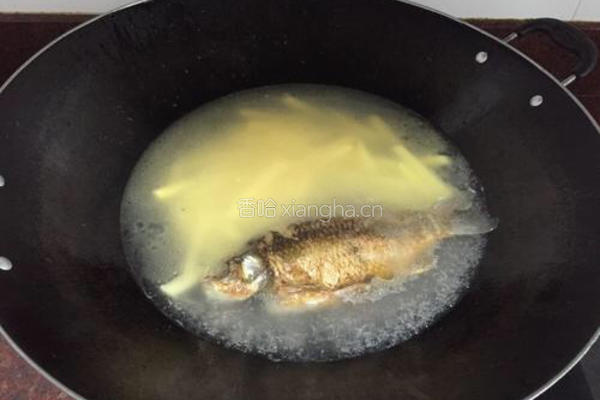 土豆番茄鲫鱼汤的做法图解7