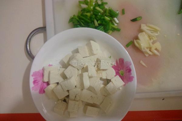 麻辣豆腐 的做法图解1