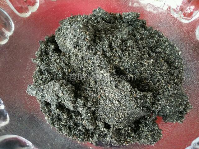 黑芝麻碎放入碗中。