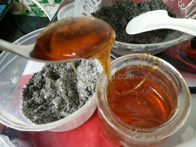 然后取适量糖浆与黑芝麻粉充分的搓匀