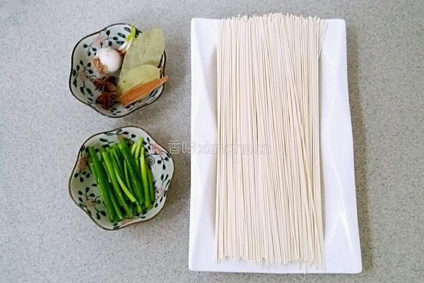 葱油拌面的做法图解1