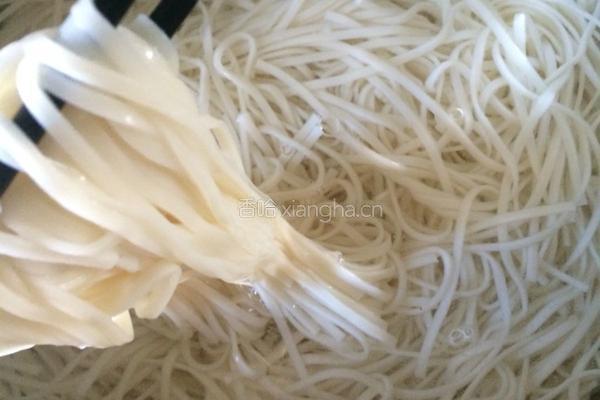 家庭简易版凉拌面的做法图解1