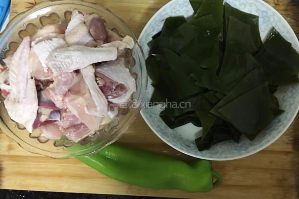 海带焖鸡块的做法图解1