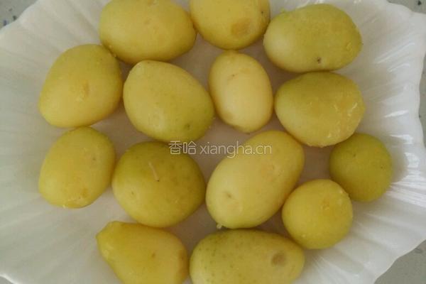酸甜五香小土豆的做法图解2