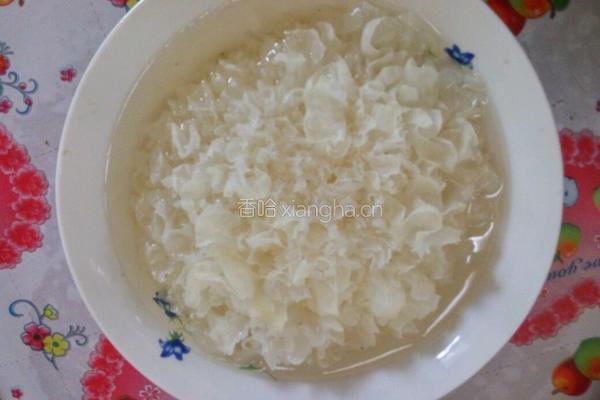 冰糖雪梨炖银耳的做法图解1