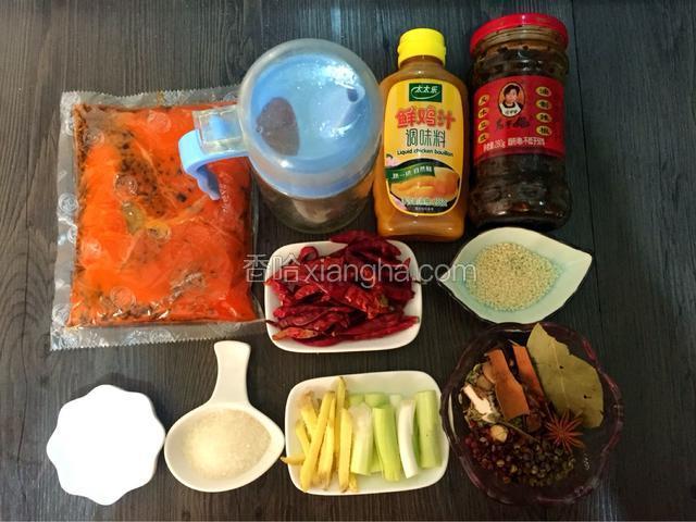 太太乐鲜鸡汁，老干妈，火锅底料，干辣椒，白芝麻，葱段，姜丝，白糖，盐，油
五香油：油，花椒，麻椒，八角，桂皮，香叶，茴香籽，丁香，草果，山柰
