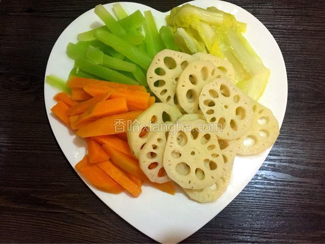 青笋，红薯去皮切条，莲藕去皮切片，娃娃菜，掰开，鸡翅膀分别焯水（水开放入蔬菜，不要焯太长时间要保持蔬菜的脆爽口感，青笋，红薯，莲藕放进去水再次烧开煮大约一分钟即可，娃娃菜水再次烧开即可，鸡翅膀时间略长）分别过冷水，沥干水分备用

