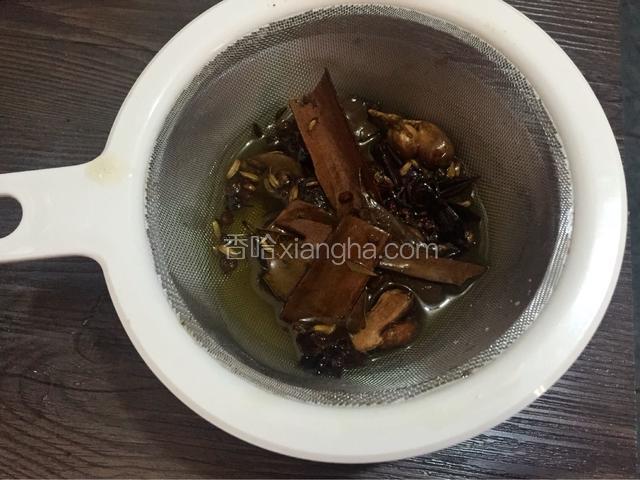 热锅冷油，油热转小火将花椒，麻椒，八角，桂皮，香叶，茴香籽，丁香，草果，山柰倒入炒香，小火多炒一会香味四溢过滤掉调料留油备用即五香油
