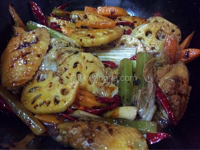 加入所有蔬菜同炒，撒适量糖，盐，太太乐鲜鸡汁，翻炒均匀后关火盖上盖子焖五到十分钟
