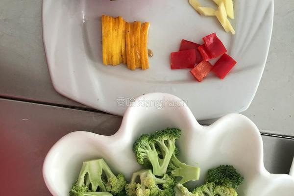 火龙果炒虾仁的做法图解1