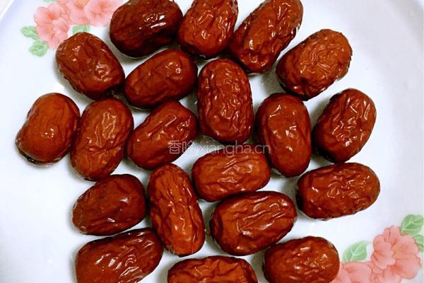 黑豆黑米红枣粥的做法图解2