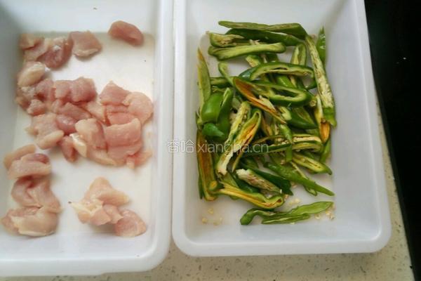 辣椒炒肉的做法图解1