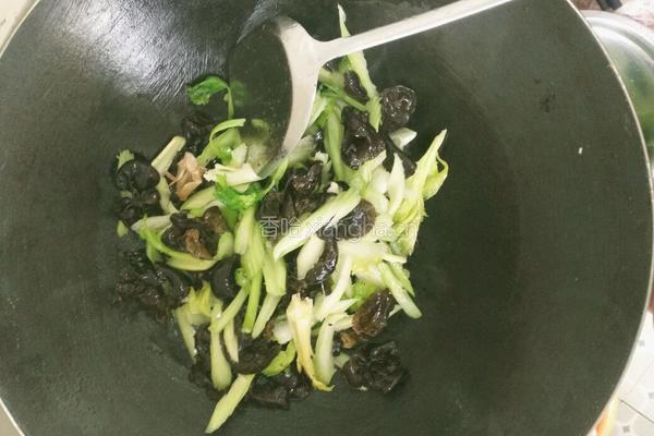 黑木耳西芹炒红椒的做法图解2