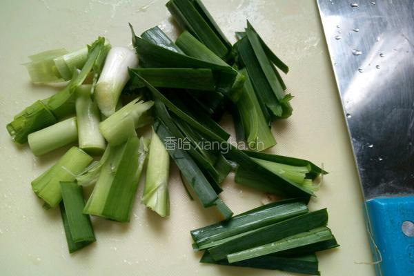 蒜苗草菇的做法图解3