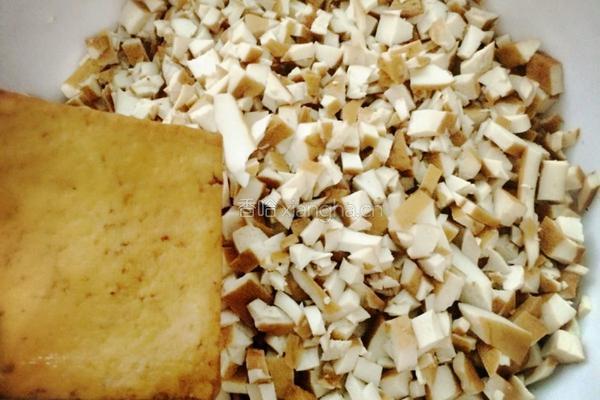 茭白豆干饺子的做法图解1