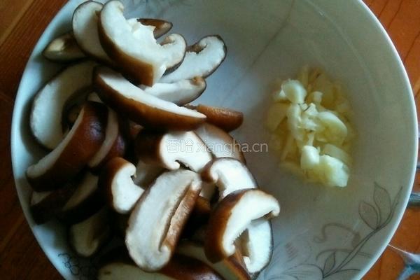 香菇青菜的做法图解1