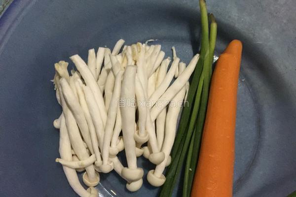 海鲜菇炒胡萝卜的做法图解1