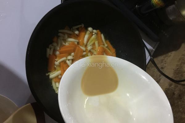 海鲜菇炒胡萝卜的做法图解8