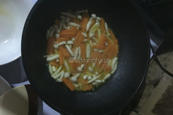 海鲜菇炒胡萝卜的做法图解9