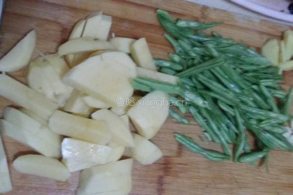 土豆豆角焖面的做法图解1