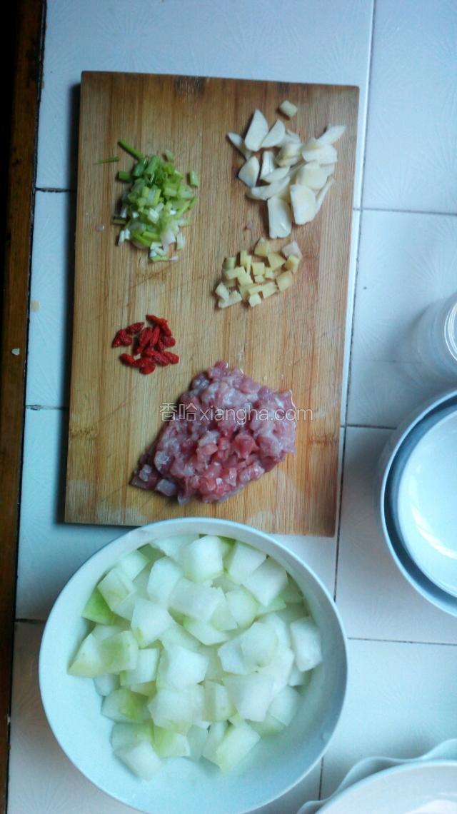 准备食材，冬瓜切小丁，肉切末，姜切末，蒜切片