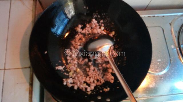 锅内放油，倒入姜和肉末翻炒