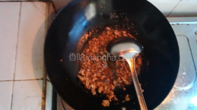 肉炒至变色放入盐，美味鲜，蚝油翻炒