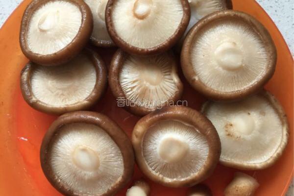 香菇酿鸡肉的做法图解2