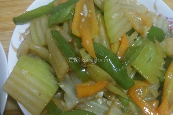青黄椒炒葫芦娃的做法图解3