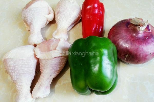 双椒炒鸡腿的做法图解1