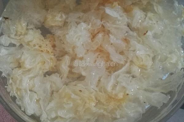 凉拌银耳的做法图解1
