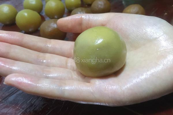 广式莲蓉蛋黄月饼的做法图解15