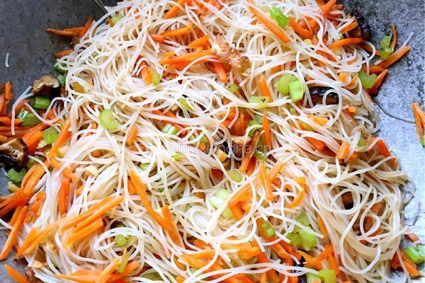 胡萝卜鸡蛋炒米粉的做法图解6