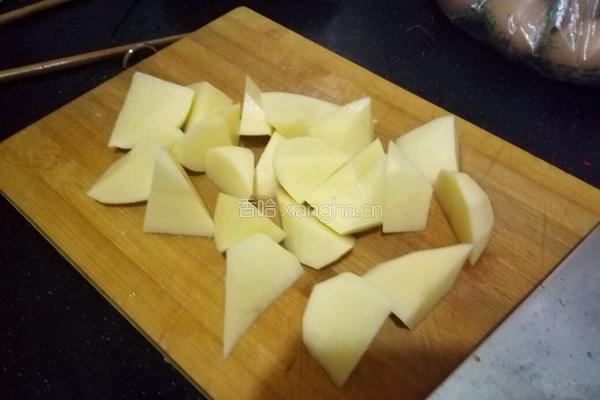土豆红烧鸡的做法图解2