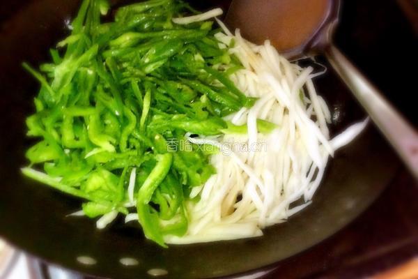 青椒茭白炒干丝的做法图解6