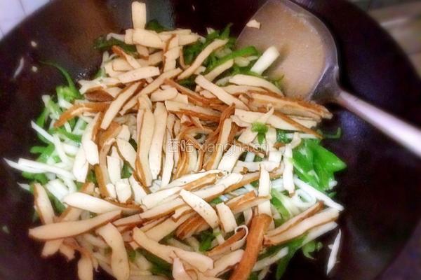 青椒茭白炒干丝的做法图解7