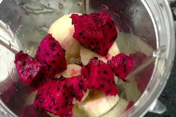 红火龙果香蕉奶昔的做法图解1