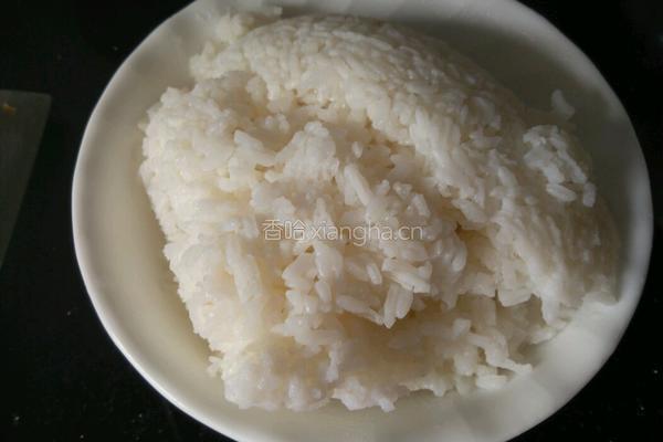 菜椒胡萝卜蛋炒饭的做法图解1
