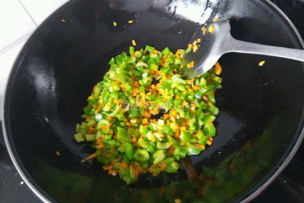 菜椒胡萝卜蛋炒饭的做法图解6